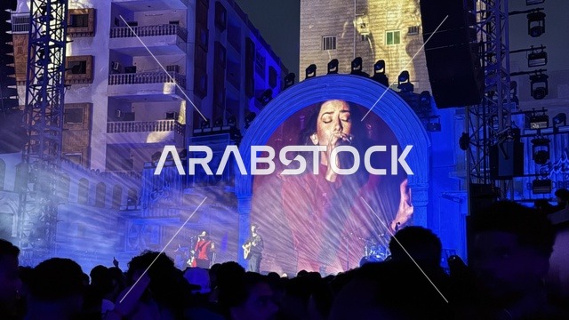 عرض موسيقي غنائي في فعالية بلد بيست في مدينة جدة التاريخية، المملكة العربية السعودية، مهرجان موسيقي وفني من تنظيم مدل بيست يوم 30 من يناير 2026، تجربة فنية معاصرة، أجواء احتفالية نابضة بالطاقة، تفاعل جماهيري واسع، الموسيقى والفن في قلب جدة وعلى مقربة من ساحل البحر الأحمر.