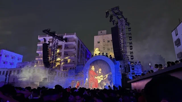 عرض موسيقي غنائي في فعالية بلد بيست في مدينة جدة التاريخية، المملكة العربية السعودية، مهرجان موسيقي وفني من تنظيم مدل بيست يوم 30 من يناير 2026، تجربة فنية معاصرة، أجواء احتفالية نابضة بالطاقة، تفاعل جماهيري واسع، الموسيقى والفن في قلب جدة وعلى مقربة من ساحل البحر الأحمر.