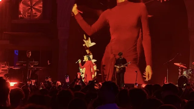 شخصية مضيئة في عرض موسيقي غنائي بفعالية بلد بيست في مدينة جدة التاريخية، المملكة العربية السعودية، مهرجان موسيقي وفني من تنظيم مدل بيست يوم 30 من يناير 2026،  تجربة فنية معاصرة، أجواء احتفالية نابضة بالطاقة، تفاعل جماهيري واسع، الموسيقى والفن في قلب جدة وعلى مقربة من ساحل البحر الأحمر.