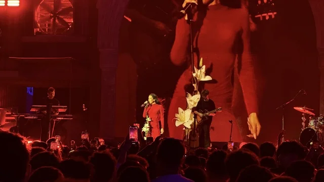 شخصية مضيئة في عرض موسيقي غنائي بفعالية بلد بيست في مدينة جدة التاريخية، المملكة العربية السعودية، مهرجان موسيقي وفني من تنظيم مدل بيست يوم 30 من يناير 2026،  تجربة فنية معاصرة، أجواء احتفالية نابضة بالطاقة، تفاعل جماهيري واسع، الموسيقى والفن في قلب جدة وعلى مقربة من ساحل البحر الأحمر.