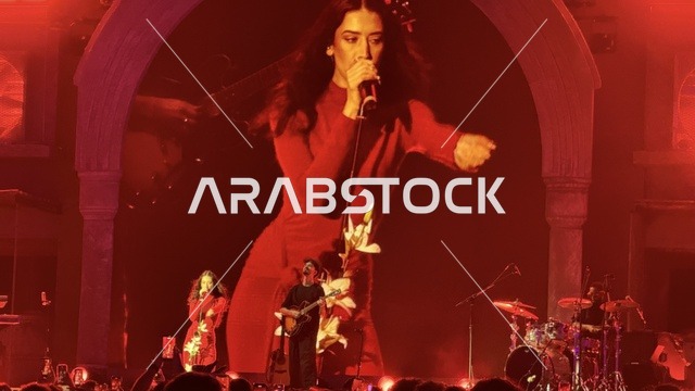 شخصية مضيئة في عرض موسيقي غنائي بفعالية بلد بيست في مدينة جدة التاريخية، المملكة العربية السعودية، مهرجان موسيقي وفني من تنظيم مدل بيست يوم 30 من يناير 2026،  تجربة فنية معاصرة، أجواء احتفالية نابضة بالطاقة، تفاعل جماهيري واسع، الموسيقى والفن في قلب جدة وعلى مقربة من ساحل البحر الأحمر.