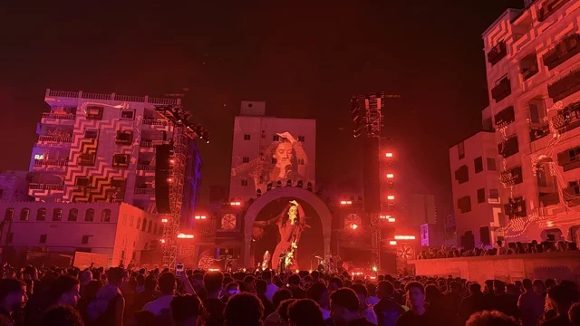 A shining personality in a musical performance at the Balad Beast event in the historic city of Jeddah, Saudi Arabia, a music and arts festival organized by MDL Beast on January 30, 2026. A contemporary artistic experience, vibrant celebratory atmosphere, wide public interaction, music and art at the heart of Jeddah and close to the Red Sea coast.