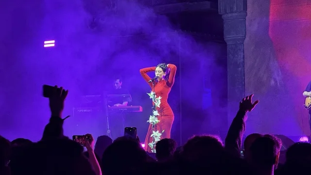 شخصية مضيئة في عرض موسيقي غنائي بفعالية بلد بيست في مدينة جدة التاريخية، المملكة العربية السعودية، مهرجان موسيقي وفني من تنظيم مدل بيست يوم 30 من يناير 2026،  تجربة فنية معاصرة، أجواء احتفالية نابضة بالطاقة، تفاعل جماهيري واسع، الموسيقى والفن في قلب جدة وعلى مقربة من ساحل البحر الأحمر.