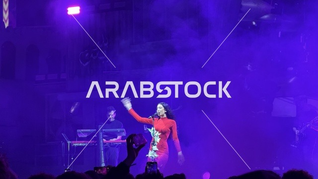 شخصية مضيئة في عرض موسيقي غنائي بفعالية بلد بيست في مدينة جدة التاريخية، المملكة العربية السعودية، مهرجان موسيقي وفني من تنظيم مدل بيست يوم 30 من يناير 2026،  تجربة فنية معاصرة، أجواء احتفالية نابضة بالطاقة، تفاعل جماهيري واسع، الموسيقى والفن في قلب جدة وعلى مقربة من ساحل البحر الأحمر.