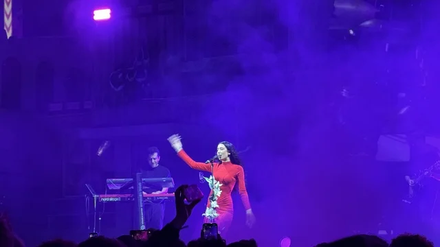 شخصية مضيئة في عرض موسيقي غنائي بفعالية بلد بيست في مدينة جدة التاريخية، المملكة العربية السعودية، مهرجان موسيقي وفني من تنظيم مدل بيست يوم 30 من يناير 2026،  تجربة فنية معاصرة، أجواء احتفالية نابضة بالطاقة، تفاعل جماهيري واسع، الموسيقى والفن في قلب جدة وعلى مقربة من ساحل البحر الأحمر.