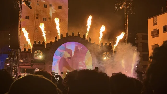 الاجواء الصاخبة والالعاب النارية في فعالية بلد بيست في مدينة جدة التاريخية، المملكة العربية السعودية، مهرجان موسيقي وفني من تنظيم مدل بيست يوم 30 من يناير 2026،  عرض موسيقي غنائي وتجربة فنية معاصرة، أجواء احتفالية نابضة بالطاقة، تفاعل جماهيري واسع، الموسيقى والفن في قلب جدة وعلى مقربة من ساحل البحر الأحمر.