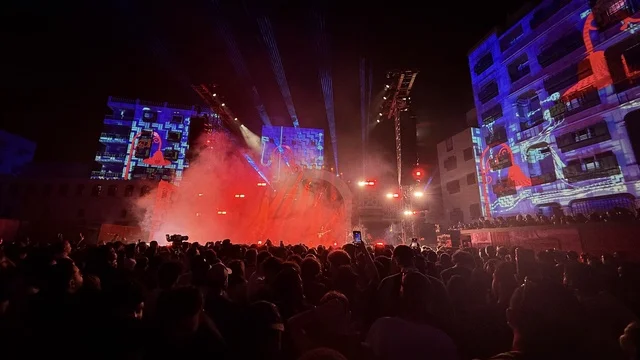 الاجواء الصاخبة والالعاب النارية في فعالية بلد بيست في مدينة جدة التاريخية، المملكة العربية السعودية، مهرجان موسيقي وفني من تنظيم مدل بيست يوم 30 من يناير 2026،  عرض موسيقي غنائي وتجربة فنية معاصرة، أجواء احتفالية نابضة بالطاقة، تفاعل جماهيري واسع، الموسيقى والفن في قلب جدة وعلى مقربة من ساحل البحر الأحمر.