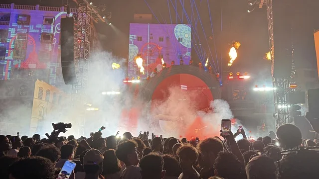 الاجواء الصاخبة والالعاب النارية في فعالية بلد بيست في مدينة جدة التاريخية، المملكة العربية السعودية، مهرجان موسيقي وفني من تنظيم مدل بيست يوم 30 من يناير 2026،  عرض موسيقي غنائي وتجربة فنية معاصرة، أجواء احتفالية نابضة بالطاقة، تفاعل جماهيري واسع، الموسيقى والفن في قلب جدة وعلى مقربة من ساحل البحر الأحمر.