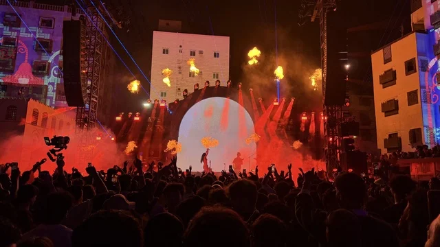 الاجواء الصاخبة والالعاب النارية في فعالية بلد بيست في مدينة جدة التاريخية، المملكة العربية السعودية، مهرجان موسيقي وفني من تنظيم مدل بيست يوم 30 من يناير 2026،  عرض موسيقي غنائي وتجربة فنية معاصرة، أجواء احتفالية نابضة بالطاقة، تفاعل جماهيري واسع، الموسيقى والفن في قلب جدة وعلى مقربة من ساحل البحر الأحمر.