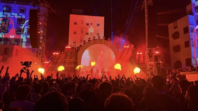 الاجواء الصاخبة والالعاب النارية في فعالية بلد بيست في مدينة جدة التاريخية، المملكة العربية السعودية، مهرجان موسيقي وفني من تنظيم مدل بيست يوم 30 من يناير 2026،  عرض موسيقي غنائي وتجربة فنية معاصرة، أجواء احتفالية نابضة بالطاقة، تفاعل جماهيري واسع، الموسيقى والفن في قلب جدة وعلى مقربة من ساحل البحر الأحمر.