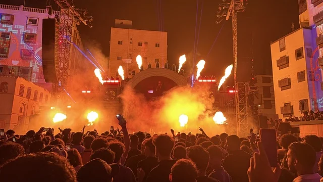 الاجواء الصاخبة والالعاب النارية في فعالية بلد بيست في مدينة جدة التاريخية، المملكة العربية السعودية، مهرجان موسيقي وفني من تنظيم مدل بيست يوم 30 من يناير 2026،  عرض موسيقي غنائي وتجربة فنية معاصرة، أجواء احتفالية نابضة بالطاقة، تفاعل جماهيري واسع، الموسيقى والفن في قلب جدة وعلى مقربة من ساحل البحر الأحمر.