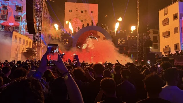 الاجواء الصاخبة والالعاب النارية في فعالية بلد بيست في مدينة جدة التاريخية، المملكة العربية السعودية، مهرجان موسيقي وفني من تنظيم مدل بيست يوم 30 من يناير 2026،  عرض موسيقي غنائي وتجربة فنية معاصرة، أجواء احتفالية نابضة بالطاقة، تفاعل جماهيري واسع، الموسيقى والفن في قلب جدة وعلى مقربة من ساحل البحر الأحمر.