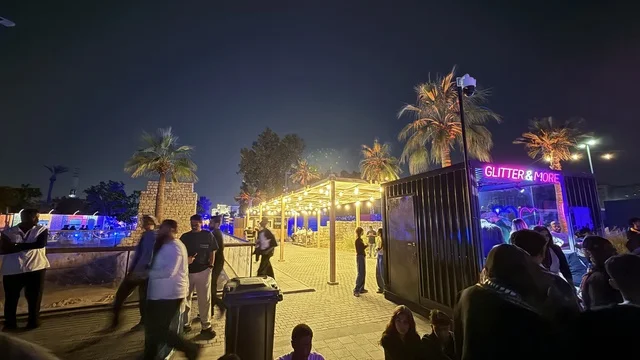 الساحة الخارجية لفعالية بلد بيست في مدينة جدة التاريخية، المملكة العربية السعودية، مهرجان موسيقي وفني من تنظيم مدل بيست يوم 30 من يناير 2026،  عرض موسيقي غنائي وتجربة فنية معاصرة، أجواء احتفالية نابضة بالطاقة، تفاعل جماهيري واسع، الموسيقى والفن في قلب جدة وعلى مقربة من ساحل البحر الأحمر.