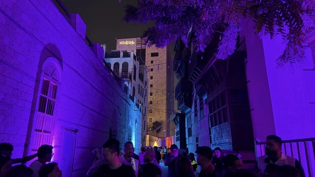 الساحة الخارجية لفعالية بلد بيست في مدينة جدة التاريخية، المملكة العربية السعودية، مهرجان موسيقي وفني من تنظيم مدل بيست يوم 30 من يناير 2026،  عرض موسيقي غنائي وتجربة فنية معاصرة، أجواء احتفالية نابضة بالطاقة، تفاعل جماهيري واسع، الموسيقى والفن في قلب جدة وعلى مقربة من ساحل البحر الأحمر.