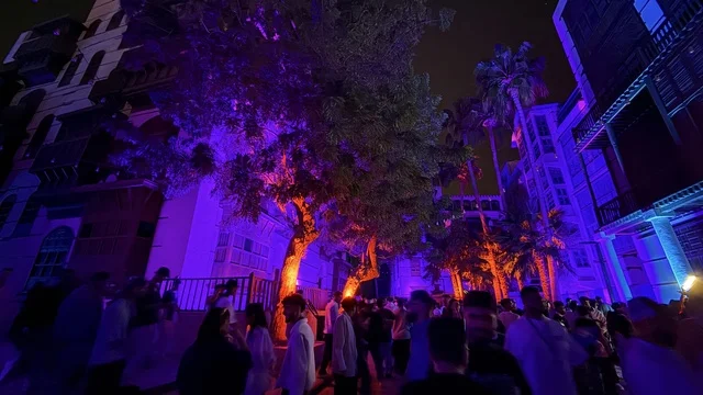 الساحة الخارجية لفعالية بلد بيست في مدينة جدة التاريخية، المملكة العربية السعودية، مهرجان موسيقي وفني من تنظيم مدل بيست يوم 30 من يناير 2026،  عرض موسيقي غنائي وتجربة فنية معاصرة، أجواء احتفالية نابضة بالطاقة، تفاعل جماهيري واسع، الموسيقى والفن في قلب جدة وعلى مقربة من ساحل البحر الأحمر.