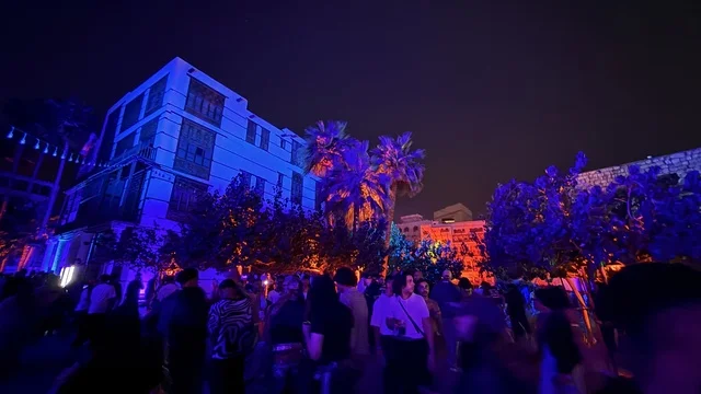 الساحة الخارجية لفعالية بلد بيست في مدينة جدة التاريخية، المملكة العربية السعودية، مهرجان موسيقي وفني من تنظيم مدل بيست يوم 30 من يناير 2026،  عرض موسيقي غنائي وتجربة فنية معاصرة، أجواء احتفالية نابضة بالطاقة، تفاعل جماهيري واسع، الموسيقى والفن في قلب جدة وعلى مقربة من ساحل البحر الأحمر.