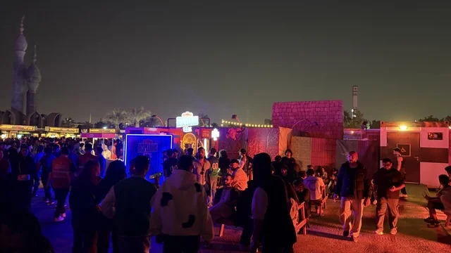 الساحة الخارجية لفعالية بلد بيست في مدينة جدة التاريخية، المملكة العربية السعودية، مهرجان موسيقي وفني من تنظيم مدل بيست يوم 30 من يناير 2026،  عرض موسيقي غنائي وتجربة فنية معاصرة، أجواء احتفالية نابضة بالطاقة، تفاعل جماهيري واسع، الموسيقى والفن في قلب جدة وعلى مقربة من ساحل البحر الأحمر.