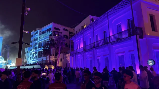 الساحة الخارجية لفعالية بلد بيست في مدينة جدة التاريخية، المملكة العربية السعودية، مهرجان موسيقي وفني من تنظيم مدل بيست يوم 30 من يناير 2026،  عرض موسيقي غنائي وتجربة فنية معاصرة، أجواء احتفالية نابضة بالطاقة، تفاعل جماهيري واسع، الموسيقى والفن في قلب جدة وعلى مقربة من ساحل البحر الأحمر.