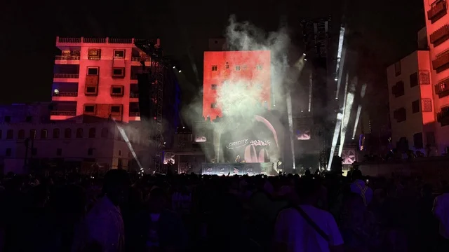 تفاعل جماهيري واسع على منصة فعالية بلد بيست في مدينة جدة التاريخية، المملكة العربية السعودية، مهرجان موسيقي وفني من تنظيم مدل بيست يوم 30 من يناير 2026،  عرض موسيقي غنائي وتجربة فنية معاصرة، أجواء احتفالية نابضة بالطاقة، الموسيقى والفن في قلب جدة وعلى مقربة من ساحل البحر الأحمر.