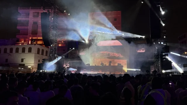 تفاعل جماهيري واسع على منصة فعالية بلد بيست في مدينة جدة التاريخية، المملكة العربية السعودية، مهرجان موسيقي وفني من تنظيم مدل بيست يوم 30 من يناير 2026،  عرض موسيقي غنائي وتجربة فنية معاصرة، أجواء احتفالية نابضة بالطاقة، الموسيقى والفن في قلب جدة وعلى مقربة من ساحل البحر الأحمر.