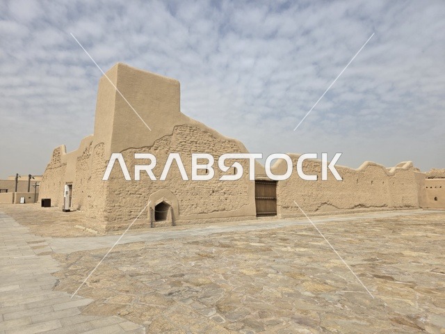 أزقة المدينة القديمة في مدينة الدرعية، تاريخ الدولة السعودية الأولى، أسوار الدرعية القديمة في مدينة الرياض في المملكة العربية السعودية، معالم أثرية تاريخية قديمة، الفن الهندسي المعماري القديم، صورة للمباني الأثرية والبيوت الطينية في حي الطريف في الدرعية