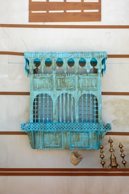 التميز بالطراز الحجازي العريق وزخارفه الخشبية التقليدية (الروشان)، مشهد معماري من مباني جدة التاريخية، أصالة جدة القديمة وتراثها المعماري الفريد.