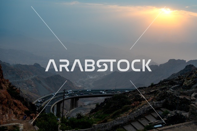 الجبال والمرتفعات الصخرية في الطائف غرب المملكة العربية السعودية وقت الصباح، الطبيعة الجبلية في الطائف، القمم والمرتفعات الجبلية، جبال الطائف، السياحة في السعودية