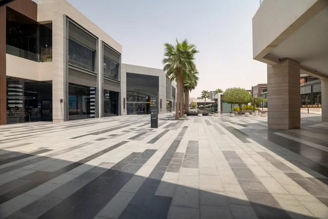 مشروع واجهة الرياض، اماكن الجلوس الخارجية في واجهه روشن في النهار، مكان ومنطقة ترفيهيه سياحية في المملكة العربية السعودية، أنشطة وفعاليات عائلية مسلية، مراكز التسلية والترفيه والتسوق التجاري في مدينة الرياض