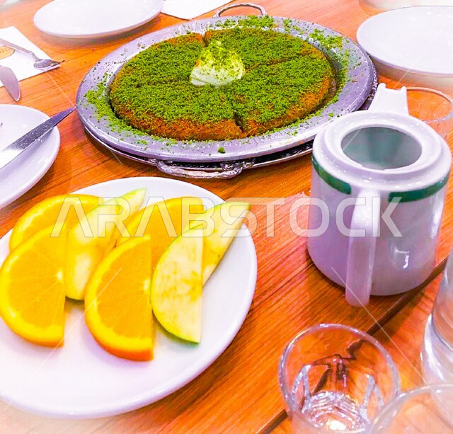 حلا شرقي, طبق الكنافة النابلسية مزينه بالفستق, مائدة طعام, حلويات وسكريات