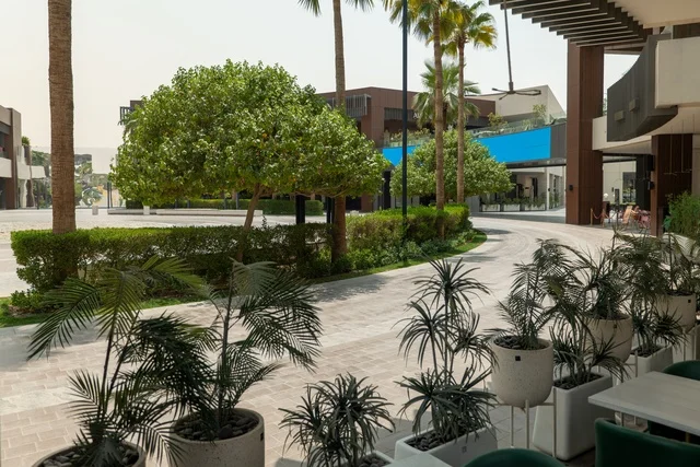 Entertainment and leisure centers and commercial shopping in the city of Riyadh, the Riyadh Front project, outdoor seating areas at the Roshan Front during the day, a recreational and tourist area in the Kingdom of Saudi Arabia, fun family activities and events.