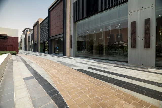 مشروع واجهة الرياض، اماكن الجلوس الخارجية في واجهه روشن في النهار، مكان ومنطقة ترفيهيه سياحية في المملكة العربية السعودية، أنشطة وفعاليات عائلية مسلية، مراكز التسلية والترفيه والتسوق التجاري في مدينة الرياض