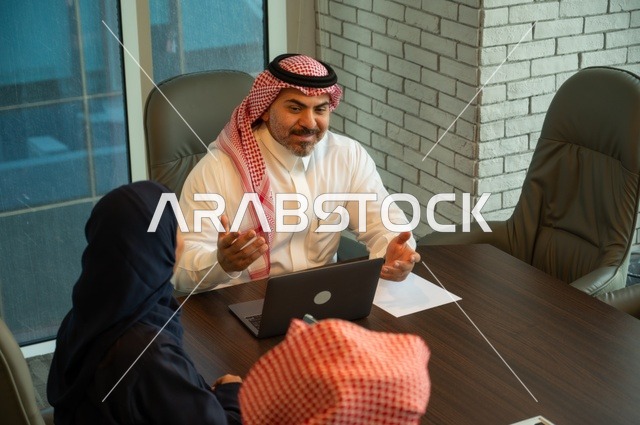 دراسة وتحليل المشاريع الجديدة، استخدام جهاز تقني حديث، الوحدة والعمل الجماعي، تطوير العمل وحل المشكلات، اجراء اجتماع لفريق عمل عرب خليجيين سعوديين داخل مقر الشركة، ورش عمل وتدريب، مهنة ووظيفة سعودية مكتبية، تبادل الخبرات والافكار