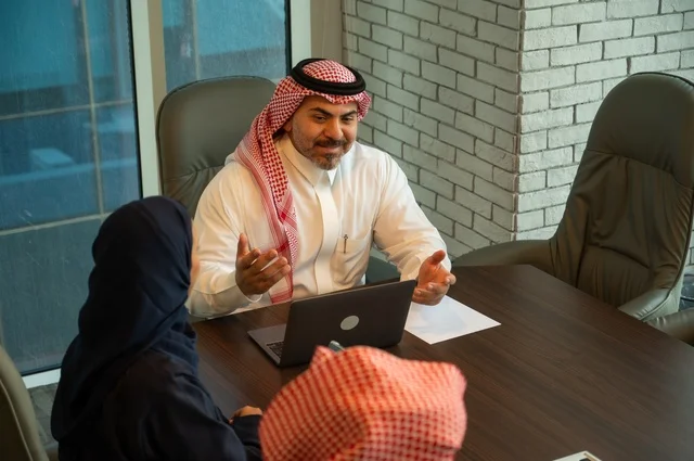 دراسة وتحليل المشاريع الجديدة، استخدام جهاز تقني حديث، الوحدة والعمل الجماعي، تطوير العمل وحل المشكلات، اجراء اجتماع لفريق عمل عرب خليجيين سعوديين داخل مقر الشركة، ورش عمل وتدريب، مهنة ووظيفة سعودية مكتبية، تبادل الخبرات والافكار