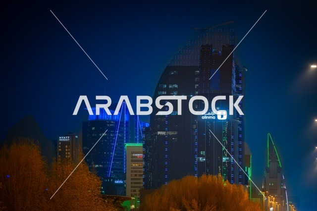 الفن الهندسي المعماري لبرج مضاء في مدينة الرياض في وقت الليل، معالم ومباني تجارية واقتصادية وسياحية مشهورة في العاصمة، الفن الهندسي المعماري للمنشآت، النمو والتطور العمراني على الطراز الحديث والمتطور للأبراج وناطحات السحاب في المملكة العربية السعودية