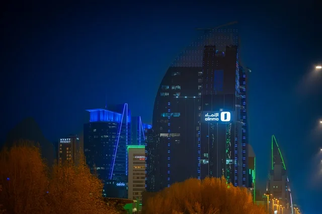 الفن الهندسي المعماري لبرج مضاء في مدينة الرياض في وقت الليل، معالم ومباني تجارية واقتصادية وسياحية مشهورة في العاصمة، الفن الهندسي المعماري للمنشآت، النمو والتطور العمراني على الطراز الحديث والمتطور للأبراج وناطحات السحاب في المملكة العربية السعودية