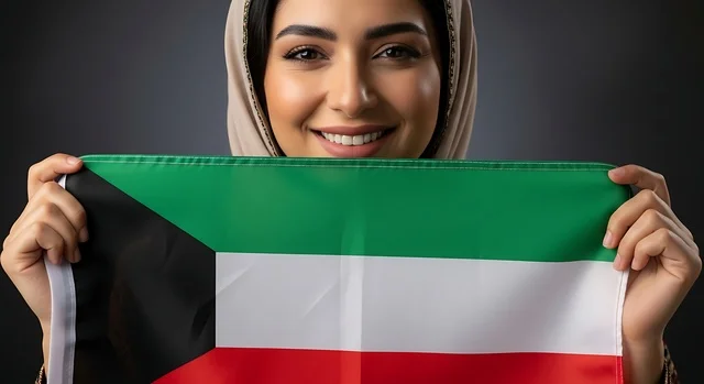 يوم الاتحاد 2 ديسمبر، مفهوم حب الوطن والانتماء إليه، الاحتفال بالأعياد والمناسبات الوطنية، إمرأة عربية خليجية اماراتية ترتدي الحجاب والعباءة تمسك بيدها علم الامارات العربية المتحدة، ذكرى يوم العلم 3 نوفمبر, إحياء ذكرى اليوم الوطني الاماراتي 1971