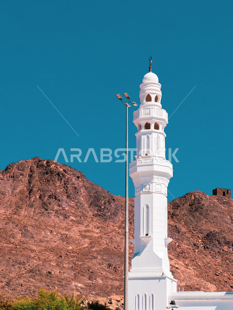 مسجد الخندق في منطقة السبع مساجد على جبل سلع في المدينه المنوره, الآثار والمعالم الاسلاميه في المدينه المنوره, السياحه في المملكه العربيه السعوديه