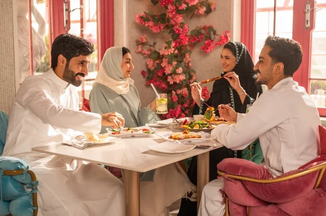 جلسة وناسة وتعارف، بناء علاقات اجتماعية ناجحة, تبادل الأحاديث والاخبار, مشاركة الأصدقاء الأوقات الممتعة, الاستمتاع بتناول الغداء في المطعم, عائلة عرب خليجيون سعوديون يجلسون على المائدة في إحدى المطاعم الراقية ويقومون بتناول الطعام بإيماءات السعادة والسرور
