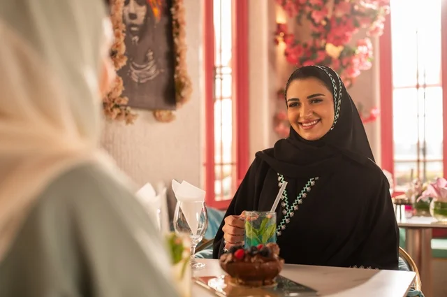 جلسة وناسة وتعارف، صديقات عربيات خليجيات سعوديات يجلسن في المقهى، علاقات إجتماعية بين الإصدقاء، قضاء أوقات ممتعة مع الأصدقاء، كوفي شوب راقي في المملكة العربية السعودية، إجتماع الأصدقاء في عطلة نهاية الأسبوع، إجراء حوار ممتع بين الإصدقاء