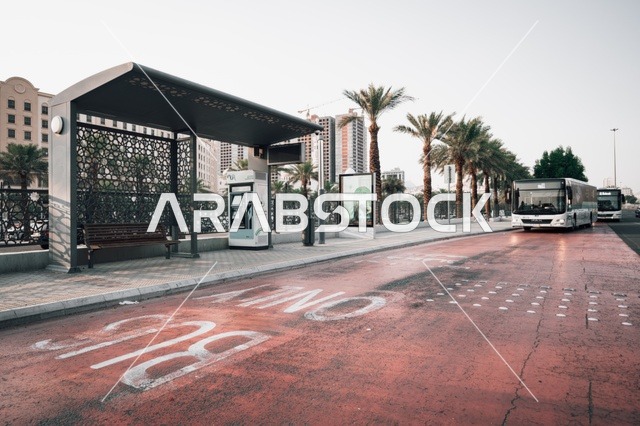 حركة وسائل النقل في النهار، حافلات مكة للنقل, حافلة فاخرة بتصميم حديث في مكة المكرمة,  تأمين المواصلات للمواطنين في المملكة العربية السعودية