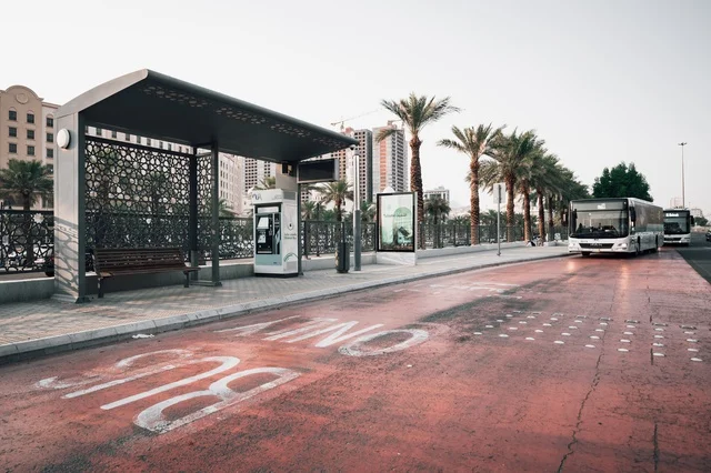 حركة وسائل النقل في النهار، حافلات مكة للنقل, حافلة فاخرة بتصميم حديث في مكة المكرمة,  تأمين المواصلات للمواطنين في المملكة العربية السعودية