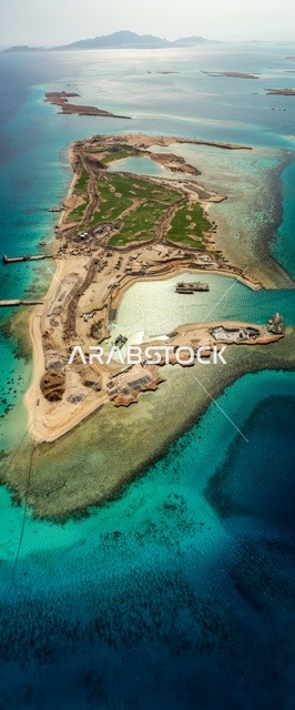 جذب واستقطاب السياح من انحاء العالم ، مياه البحر الأحمر الفيروزية تحيط بالجزيرة ذات الشواطئ البيضاء، صورة جوية لجزيرة سندالة في مشروع نيوم شمال غرب السعودية، التصميم العصري لمنتجعات سندالة ومراسي اليخوت، أنشطة صيفية ترفيهية، منظ طبيعي يجمع بين الفخامة والهدوء