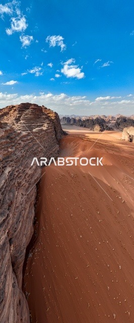 الطبيعة والبيئة الجبلية والمرتفعات في المملكة العربية السعودية، صورة لجبل السفينة في منطقة بجدة نيوم  شمال غرب المملكة العربية السعودية ، مناظر طبيعية خلابة للرمال الذهبية ، جبال ذات تشكيلات صخرية جذابة في تبوك ، معالم حضارية سياحية في المملكة العربية السعودية .