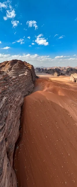 الطبيعة والبيئة الجبلية والمرتفعات في المملكة العربية السعودية، صورة لجبل السفينة في منطقة بجدة نيوم  شمال غرب المملكة العربية السعودية ، مناظر طبيعية خلابة للرمال الذهبية ، جبال ذات تشكيلات صخرية جذابة في تبوك ، معالم حضارية سياحية في المملكة العربية السعودية .