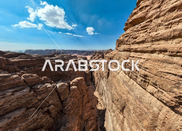 جبال ذات تشكيلات صخرية جذابة في تبوك ، مناظر طبيعية خلابة للرمال الذهبية ،  صورة للتكوينات الصخرية في منطقة بجدة نيوم شمال غرب المملكة العربية السعودية ، معالم حضارية سياحية في المملكة العربية السعودية .