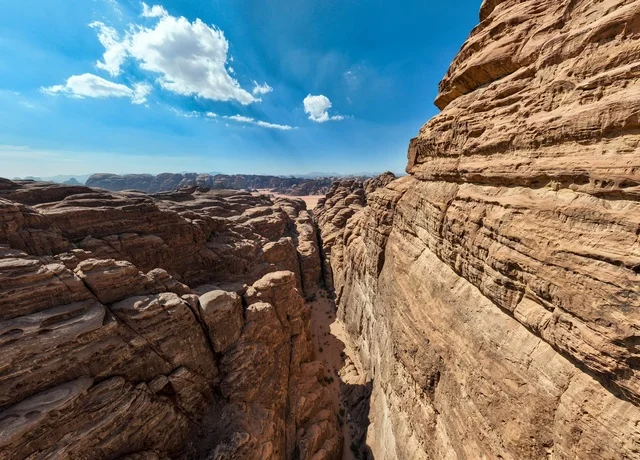 جبال ذات تشكيلات صخرية جذابة في تبوك ، مناظر طبيعية خلابة للرمال الذهبية ،  صورة للتكوينات الصخرية في منطقة بجدة نيوم شمال غرب المملكة العربية السعودية ، معالم حضارية سياحية في المملكة العربية السعودية .