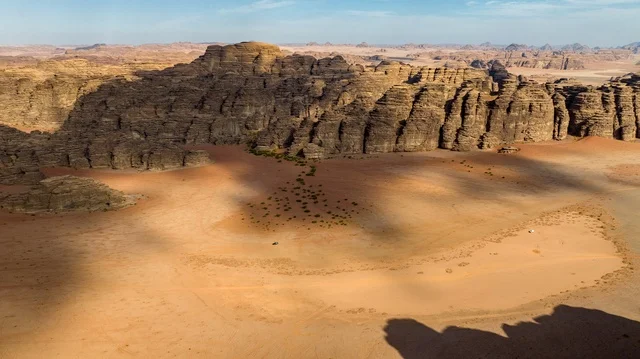 مناظر طبيعية خلابة للرمال الذهبية ،  صورة للتكوينات الصخرية في منطقة بجدة نيوم شمال غرب المملكة العربية السعودية ، جبال ذات تشكيلات صخرية جذابة في تبوك ، معالم حضارية سياحية في المملكة العربية السعودية .