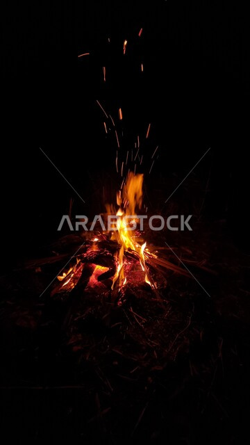 النيران المشتعله بالحطب في ظلام الليل, التخييم في الصحراء, ترفيه وتسليه , رحلات في المملكه العربيه السعوديه