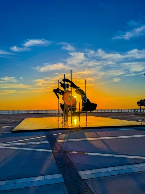 الأعمال الفنية الهندسية المعمارية وسط الطبيعة البحرية، كورنيش الخبر في مدينة الدمام، الأماكن السياحية الساحلية المشهورة في المملكة العربية السعودية, مناطق الرحلات والجولات البحرية الترفيهية, استقطاب وجذب السائحين من جميع أنحاء العالم