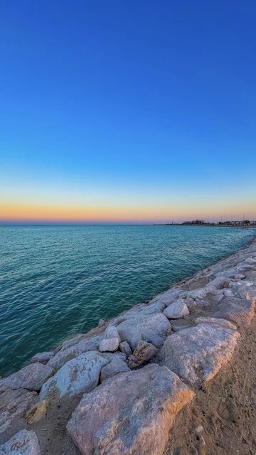 Famous coastal tourist attractions in the Kingdom of Saudi Arabia, a view of the Khobar Corniche in the city of Dammam, areas for recreational trips and marine tours, attracting and drawing tourists from all over the world.